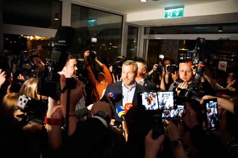 Prezidentský kandidát Peter Pellegrini v obležení novinářů
