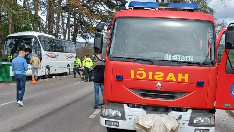Při nehodě ve Spišském Podhradí zemřely dvě osoby nízkého věku.