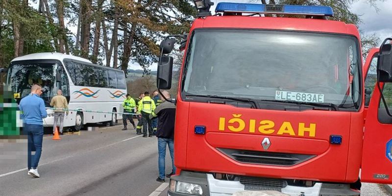 Při nehodě ve Spišském Podhradí zemřely dvě osoby nízkého věku.