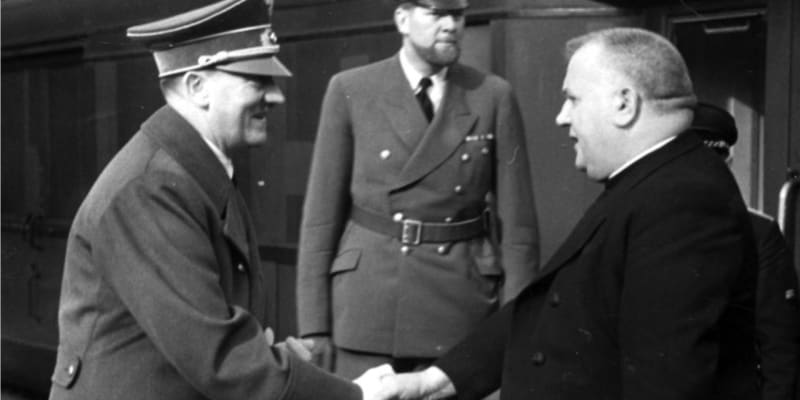 Adolf Hitler a Jozef Tiso na schůzce v Berlině 13. března 1939. Tiso dostal nabídku, aby vyhlásil samostatný slovesný stát, jinak bude země obsazena maďarským vojskem. 