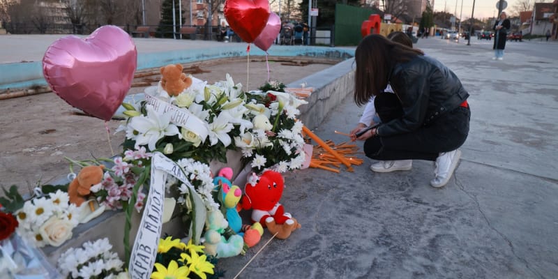 Obyvatelé města Bor uctívají památku mrtvé holčičky.