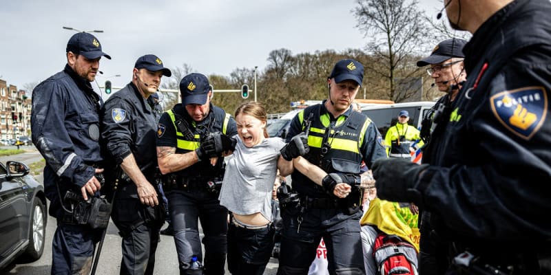 Policie zadržela na demonstraci v Haagu klimatickou aktivistku Thunbergovou