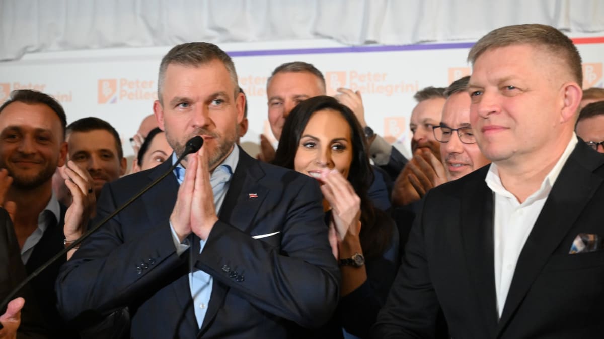 Zvolený prezident Slovenska Peter Pellegrini (vlevo) a premiér Robert Fico