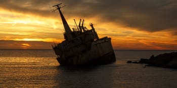 Při ztroskotání lodi u Mosambiku zemřelo nejméně 94 lidí. Mezi utonulými mají být i děti