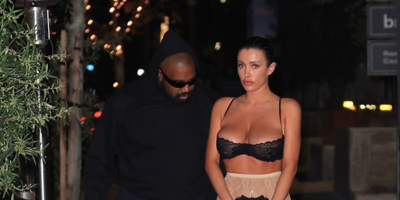 Raper Kanye West a jeho manželka Bianca Censori vzbudili pozornost během večeře v restauraci Gigi's v Los Angeles.