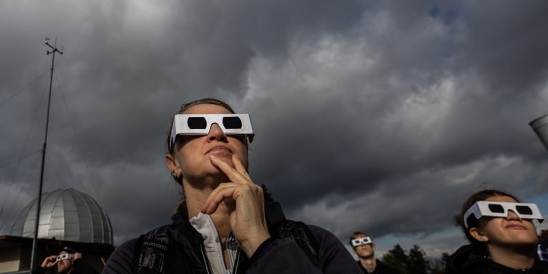 NASA doporučuje nasadit si brýle certifikované pro pozorování zatmění slunce.