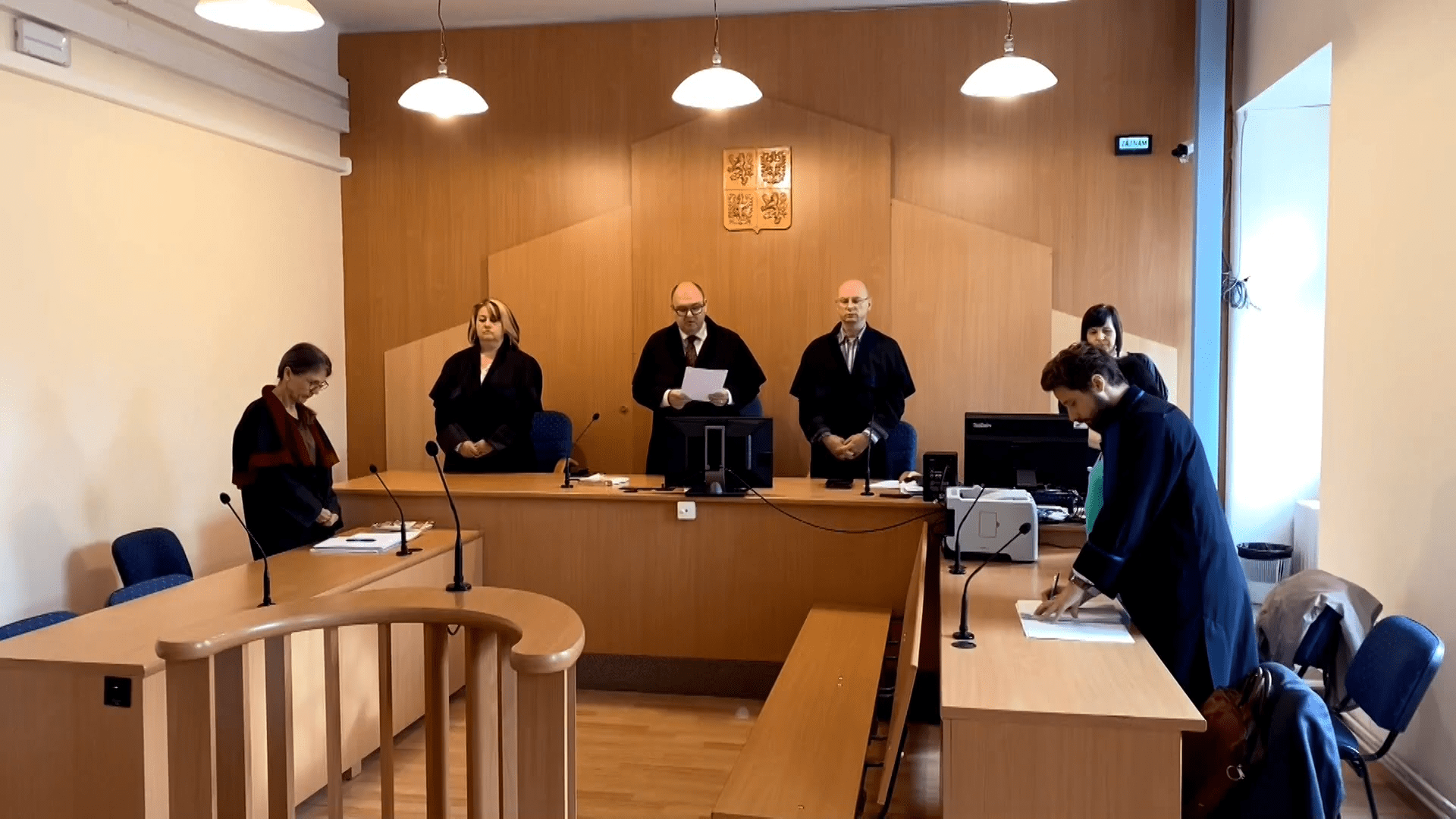 U Okresního soudu v Klatovech padl rozsudek ve sledovaném případu týrání mladé dívky. 