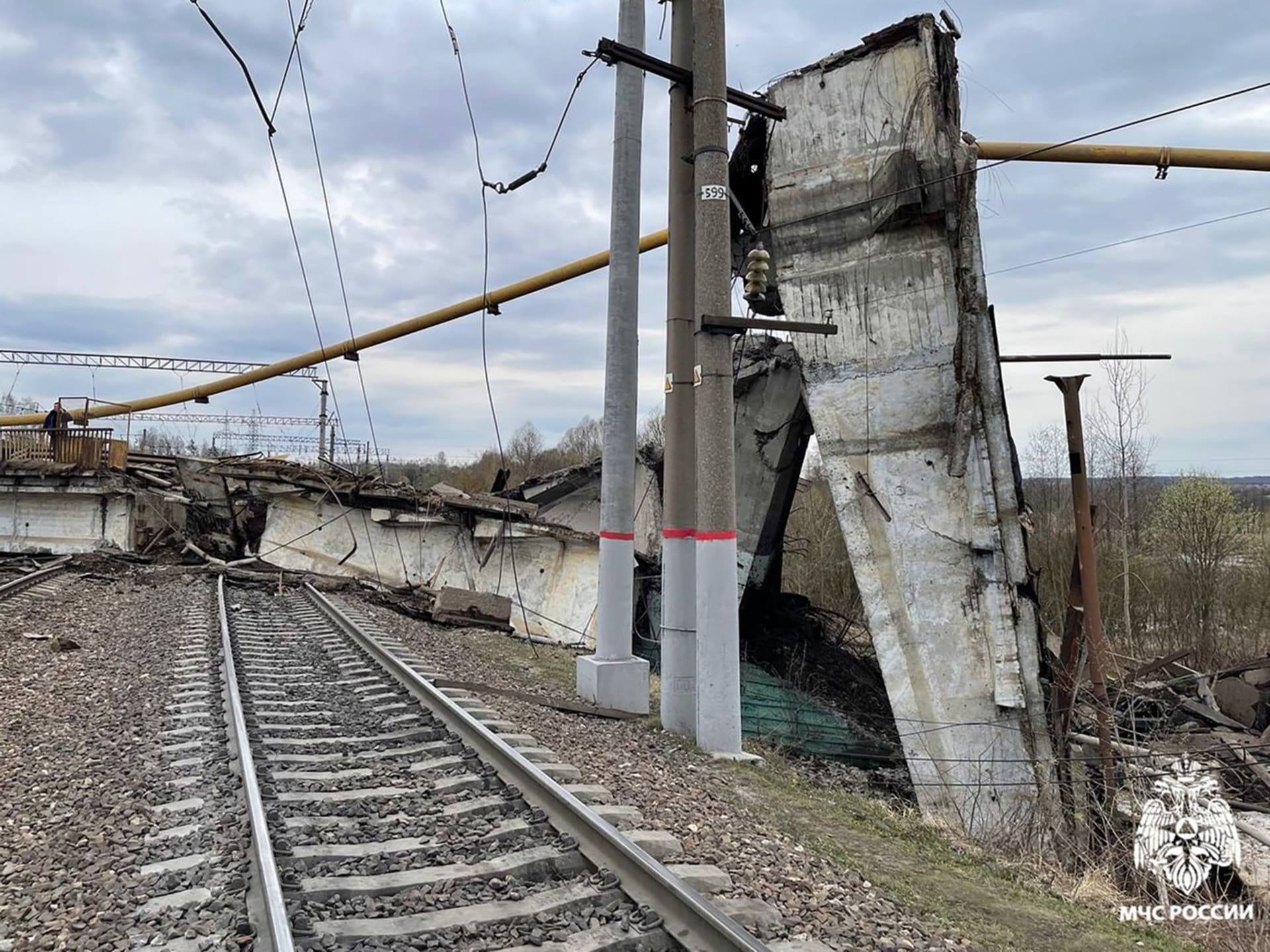 Ve městě Vjazma ve Smolenské oblasti v Rusku se část mostu zřítila právě ve chvíli, kdy po něm přejíždělo osobní auto a kamion. 