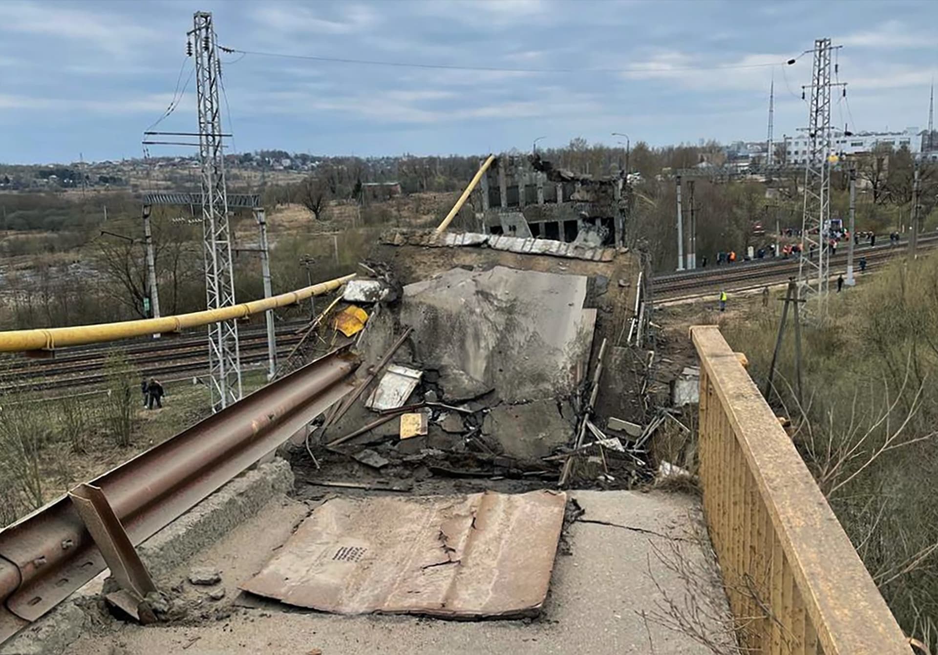 Ve městě Vjazma ve Smolenské oblasti v Rusku se část mostu zřítila právě ve chvíli, kdy po něm přejíždělo osobní auto a kamion. 