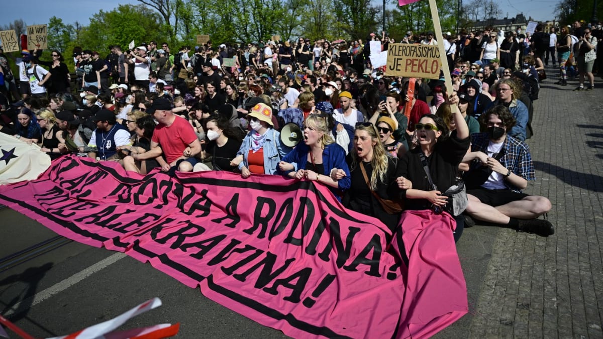 Pochodu Hnutí pro život se snažili zabránit účastníci protestní akce „Neprojdou. Zastavme pochod klerofašistů“.
