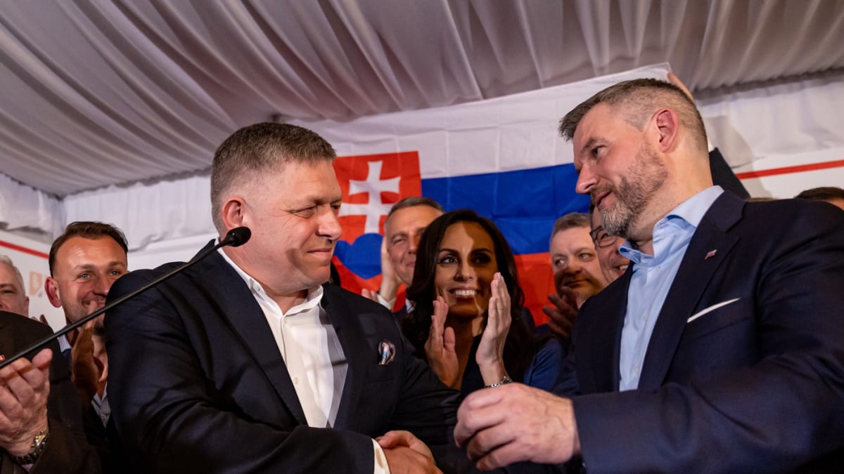 Slovenský premiér Robert Fico gratuluje vítězi prezidentstkých voleb Peteru Pellegrinimu. 