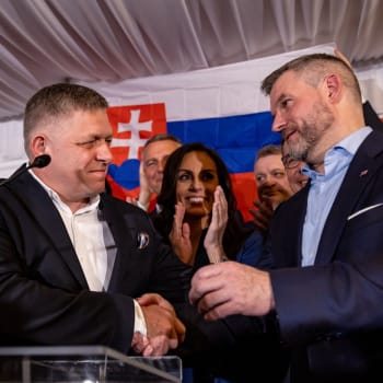 Slovenský premiér Robert Fico gratuluje vítězi prezidentstkých voleb Peteru Pellegrinimu. 
