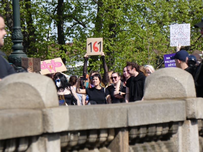 Pochodu Hnutí pro život se snažili zabránit účastníci protestní akce „Neprojdou. Zastavme pochod klerofašistů“.
