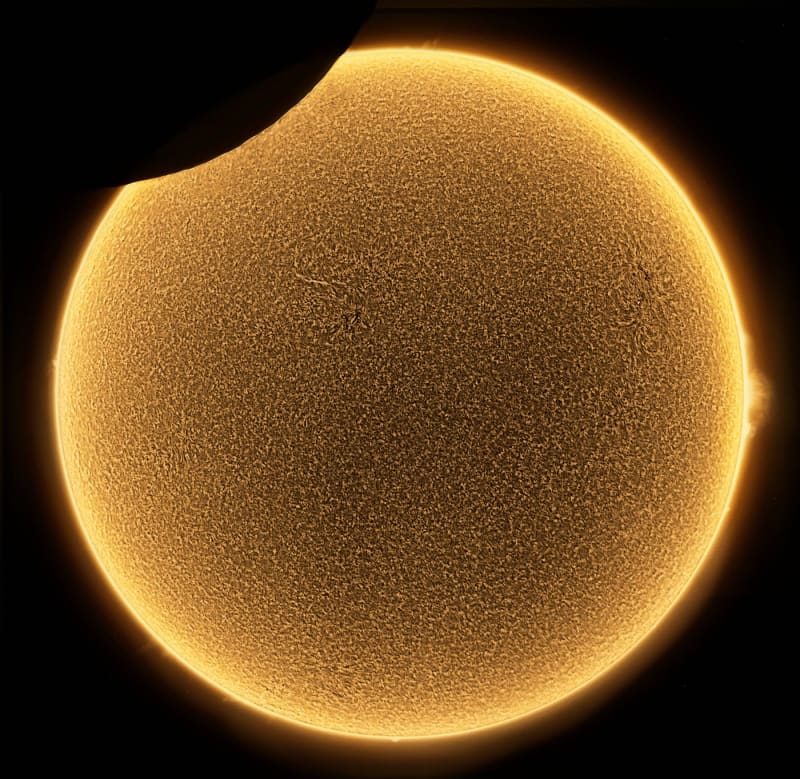 Částené zatmění Slunce fotografované v roce 2021 v Itálii