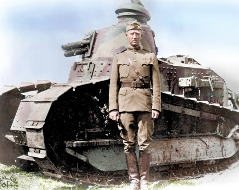 Pozdější čtyřhvězdičkový generál George S. Patton před svým tankem Renault FT-17 (1918)