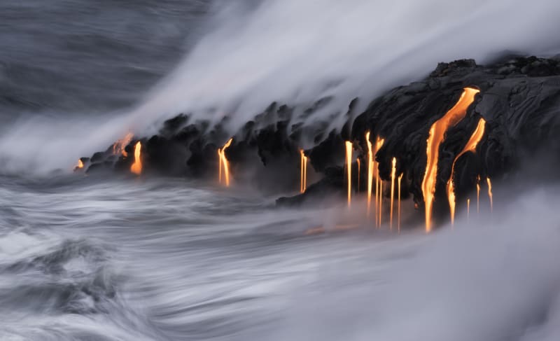 Lávové proudy sopky Kilauea dosahují až k moři