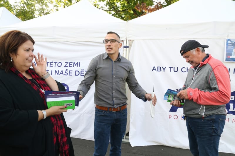 Eva Fialová a Jaroslav Bžoch během předvolební kampaně v roce 2021