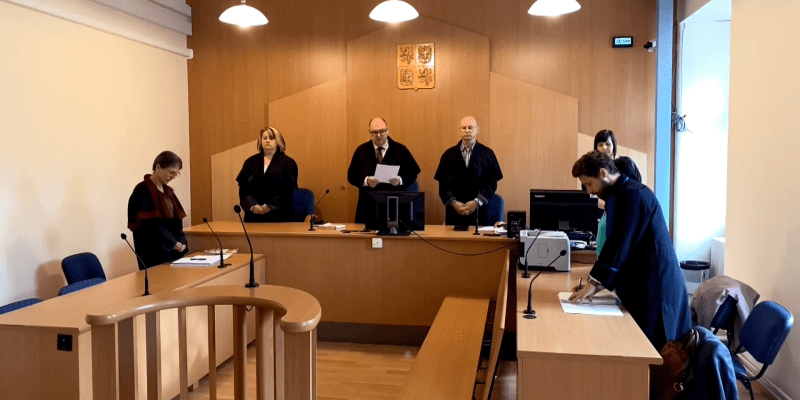 U Okresního soudu v Klatovech padl rozsudek ve sledovaném případu týrání mladé dívky. 