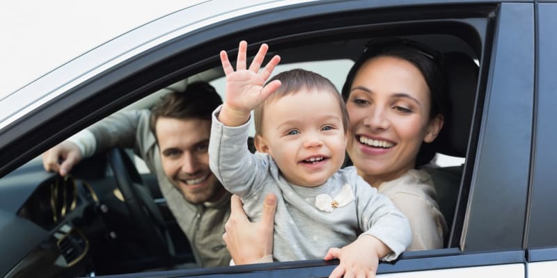 Tři procenta řidičů podle statistik při krátkých přejezdech nebo ve spěchu děti nepřipoutají. (Ilustrační foto)