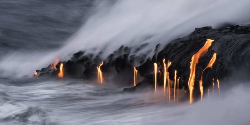 Lávové proudy sopky Kilauea dosahují až k moři