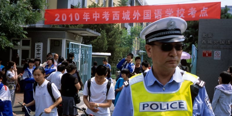 Policejní hlídka před školou v Číně