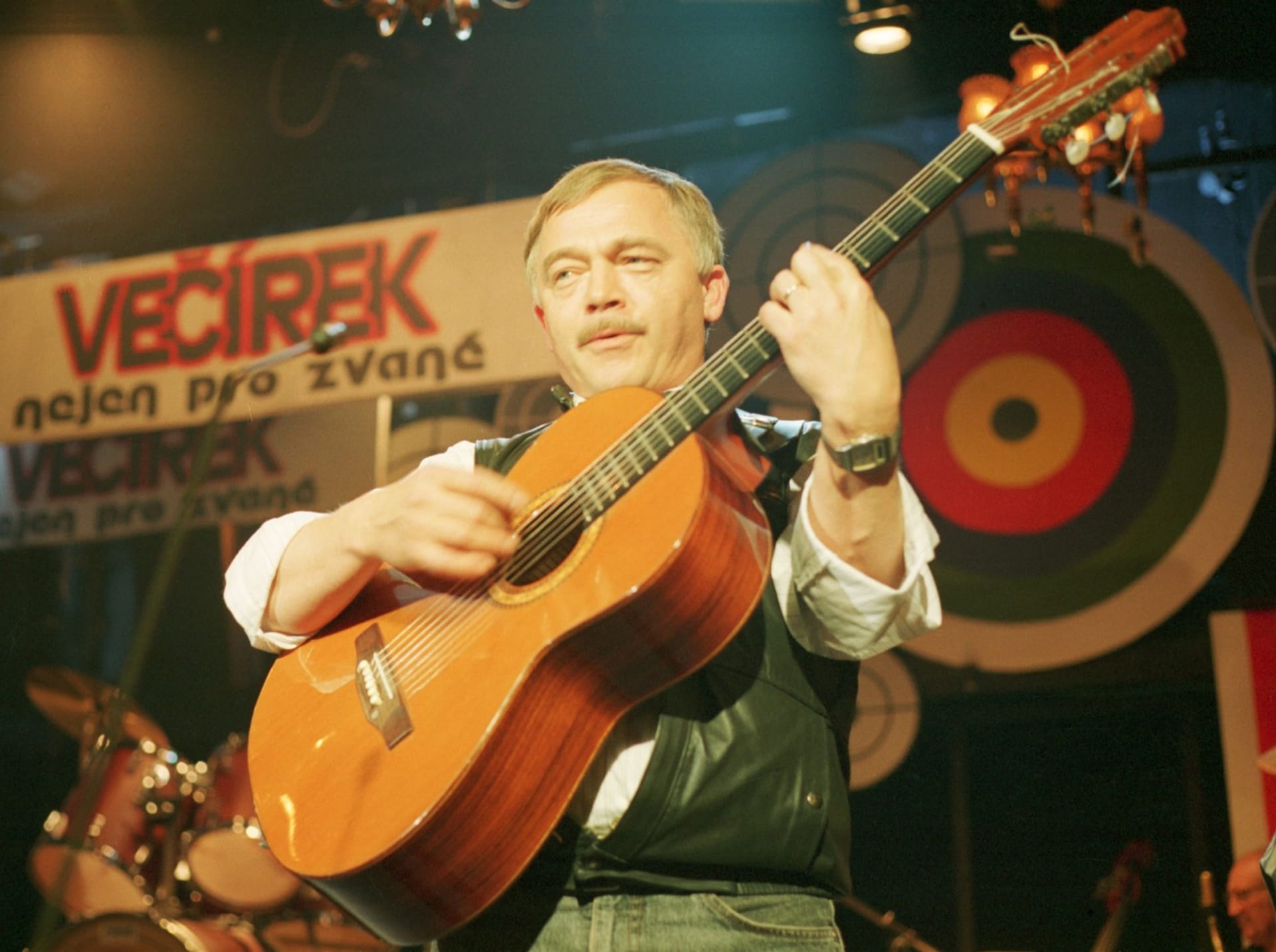 Karla Kryla nejvíce proslavily protikomunistické songy.