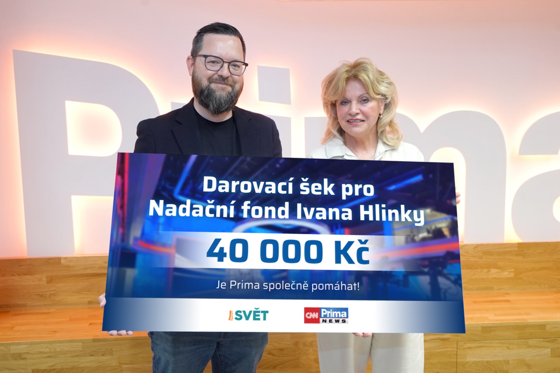 Liběna Hlinková (vpravo) a ředitel online zpravodajství Tomáš Večeřa s darovacím šekem na 40 tisíc korun, který od CNN Prima NEWS dostal Nadační fond Ivana Hlinky.
