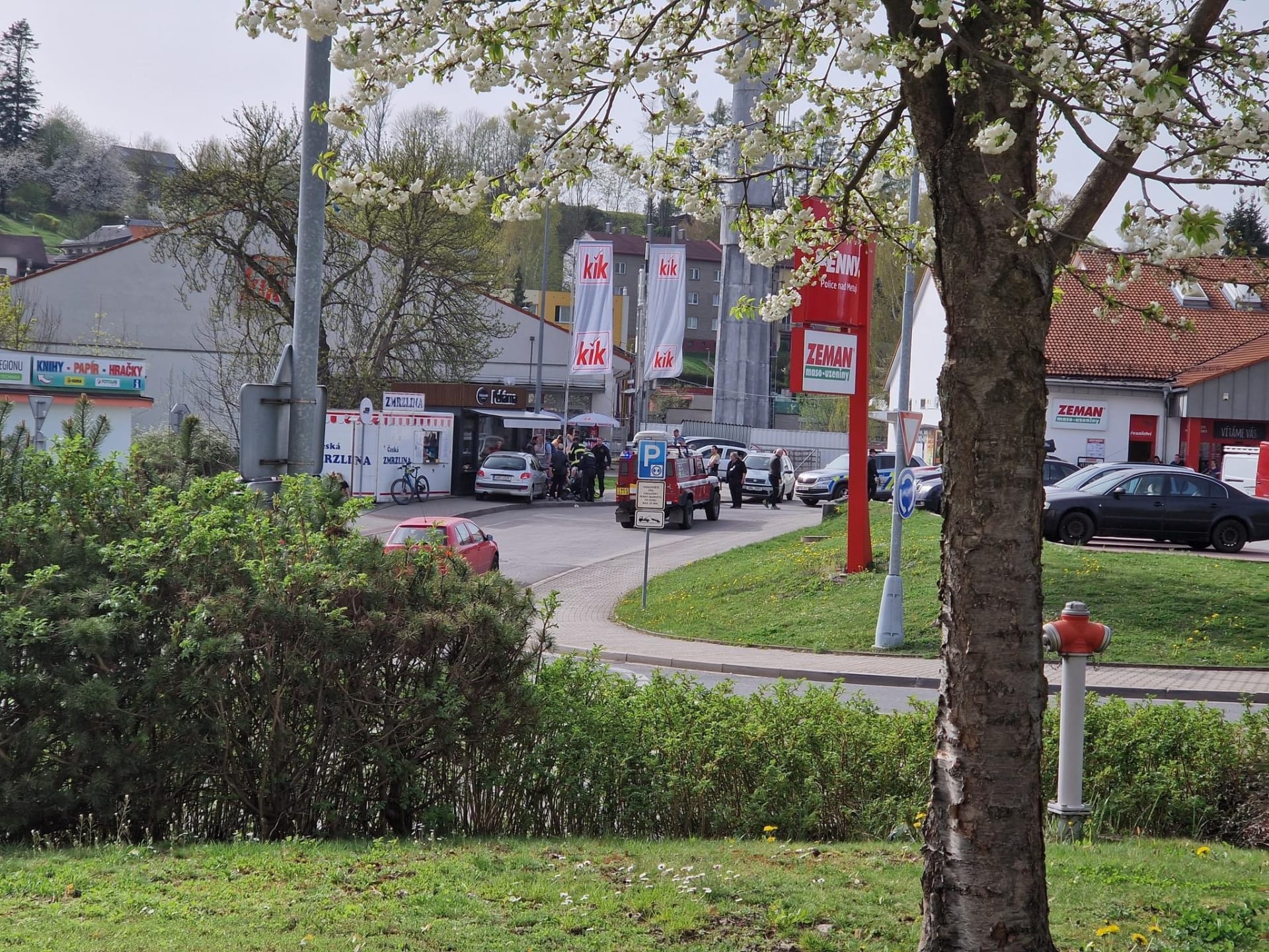 V Polici nad Metují najelo auto do skupiny lidí, mezi osmi zraněnými jsou tři děti (9. 4. 2024).