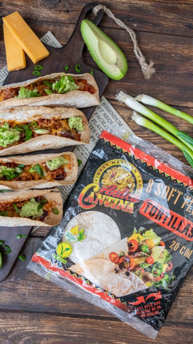 Zapečené tacos s rychlým chilli con carne a avokádovou salsou
