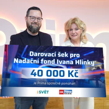 Liběna Hlinková (vpravo) a ředitel online zpravodajství Tomáš Večeřa s darovacím šekem na 40 tisíc korun, který od CNN Prima NEWS dostal Nadační fond Ivana Hlinky.