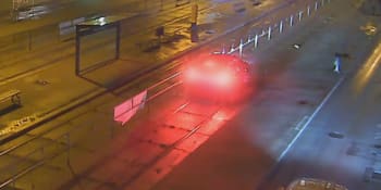 Opilý řidič smetl muže na zastávce v Brně. Chtěl ujet, hlídka musela tasit zbraň, ukazuje video