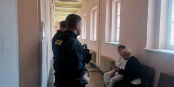 Hádka kvůli válce skončila pobodáním dvou Ukrajinců. Domažlický soud poslal útočníka do vazby