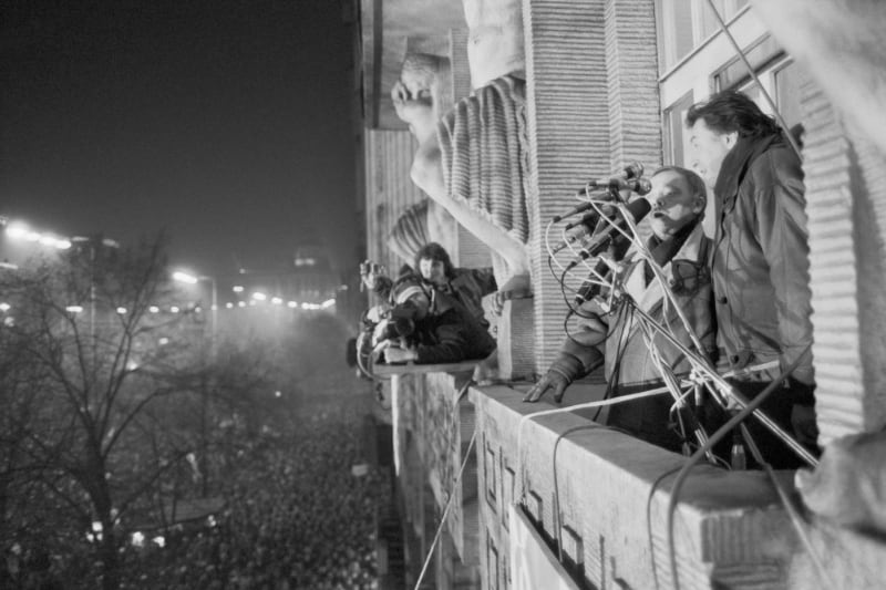 Karel Kryl s Karlem Gottem dva týdny po přelomovém 17. listopadu 1989 na balkonu Melantrichu společně zpívali státní hymnu před zhruba 300 tisícovým davem.