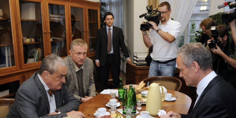 Cyril Svoboda během jednání s Mirkem Topolánkem a Karlem Schwarzenbergem. 