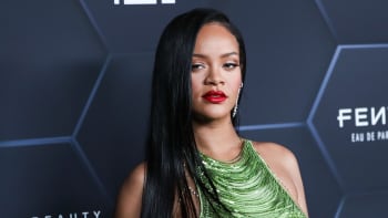Rihanna terčem kritiky. Křesťany i muslimy rozčílil její převlek za nestydatou jeptišku