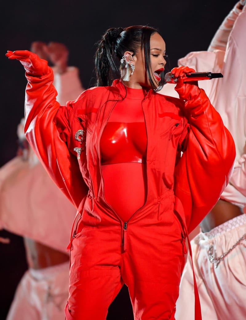 Rihanna s těhotenským bříškem během svého vystoupení na loňském Superbowlu.