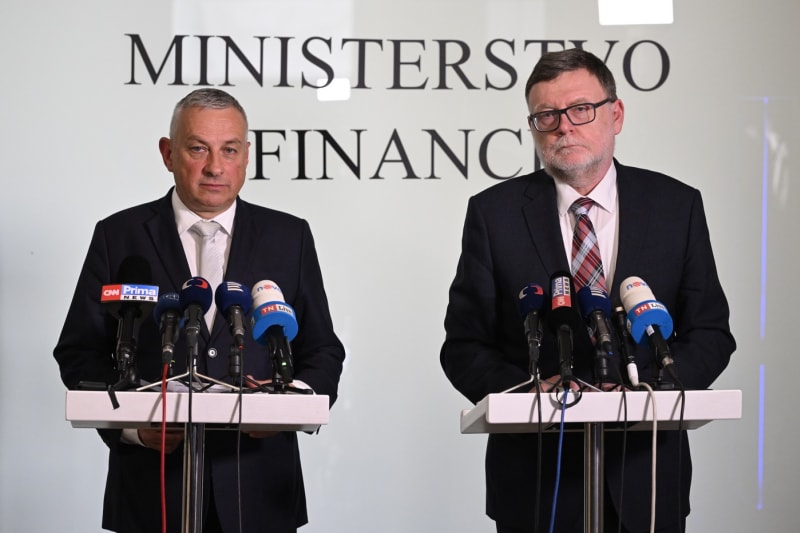 Ministři Síkela a Stranjura po jednání s majitelem společnosti Liberty Ostrava Sanjeevem Guptou, 10. dubna 2024