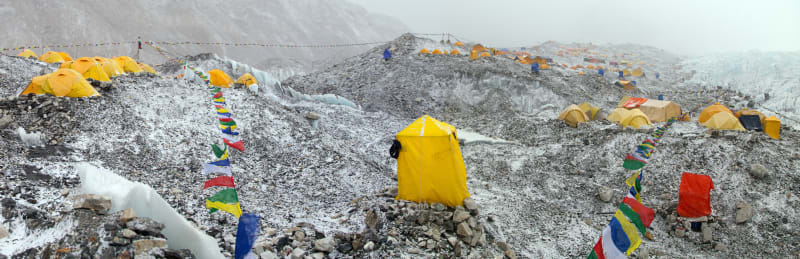 Výškové tábory jsou místem, kde horolezci stráví až dva týdny, při tom produkují výkaly mnoho odpadků