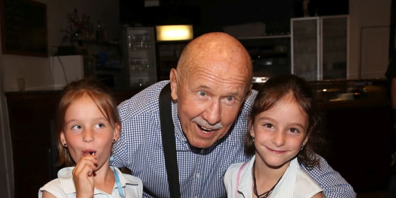 Petr Nárožný s milovanými vnučkami na snímku z roku 2020. 