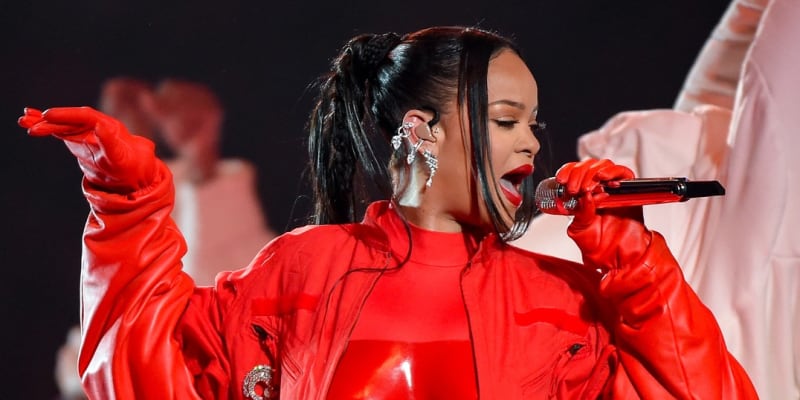 Rihanna s těhotenským bříškem během svého vystoupení na loňském Superbowlu.