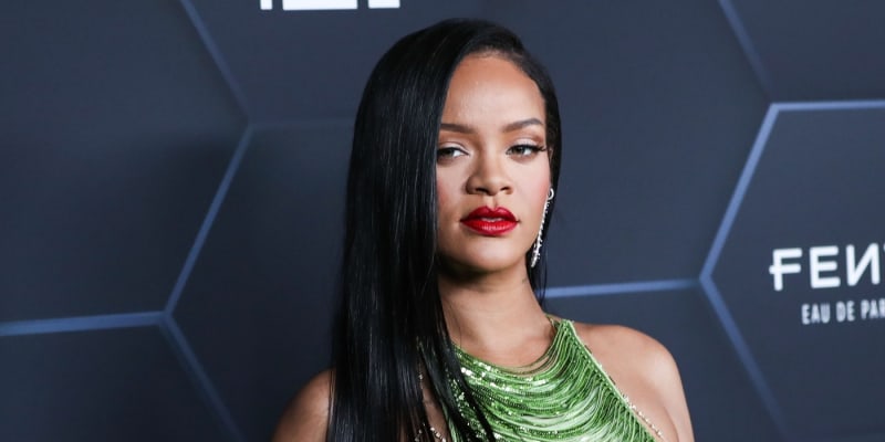 Rihanna fotkou na obálce časopisu pobouřila křesťany, prý jde o urážku náboženství.