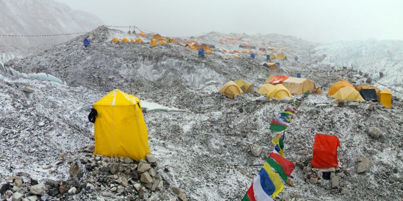 Výškové tábory jsou místem, kde horolezci stráví až dva týdny, při tom produkují výkaly mnoho odpadků
