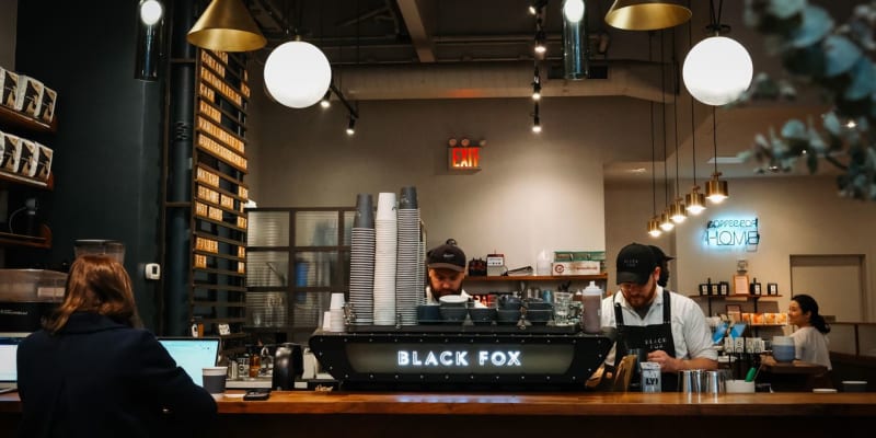 Black fox nabízí kávu v evropském stylu