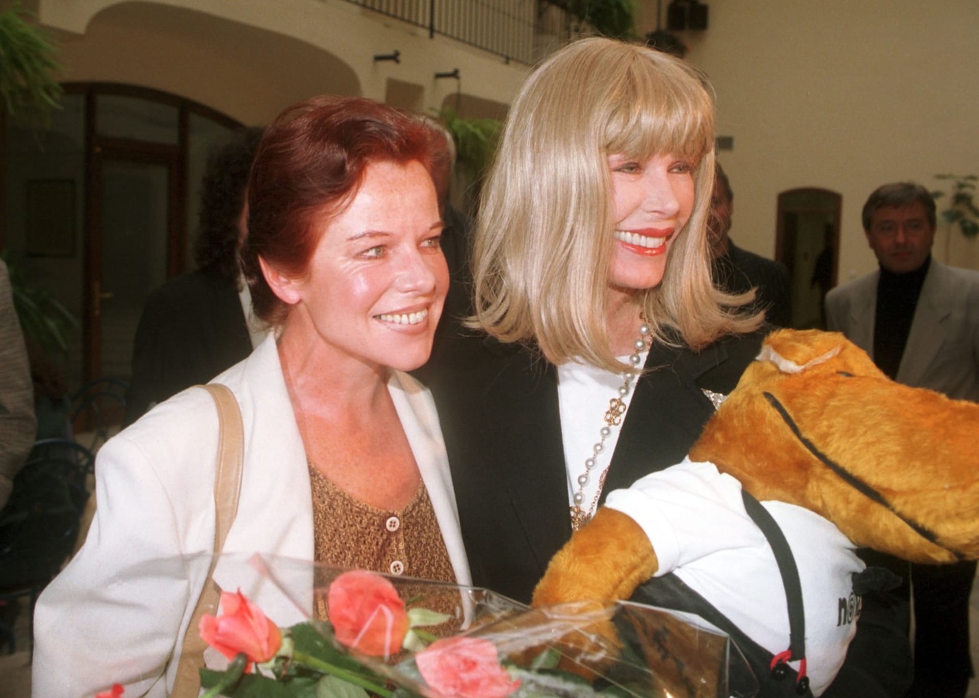 Jorga Kotrbová s americkou herečkou Lorettou Switová, představitelkou hlavní ženské role v seriálu M.A.S.H., při setkání v Praze v roce 1966. Kotrbová jí v české verzi propůjčila svůj hlas.
