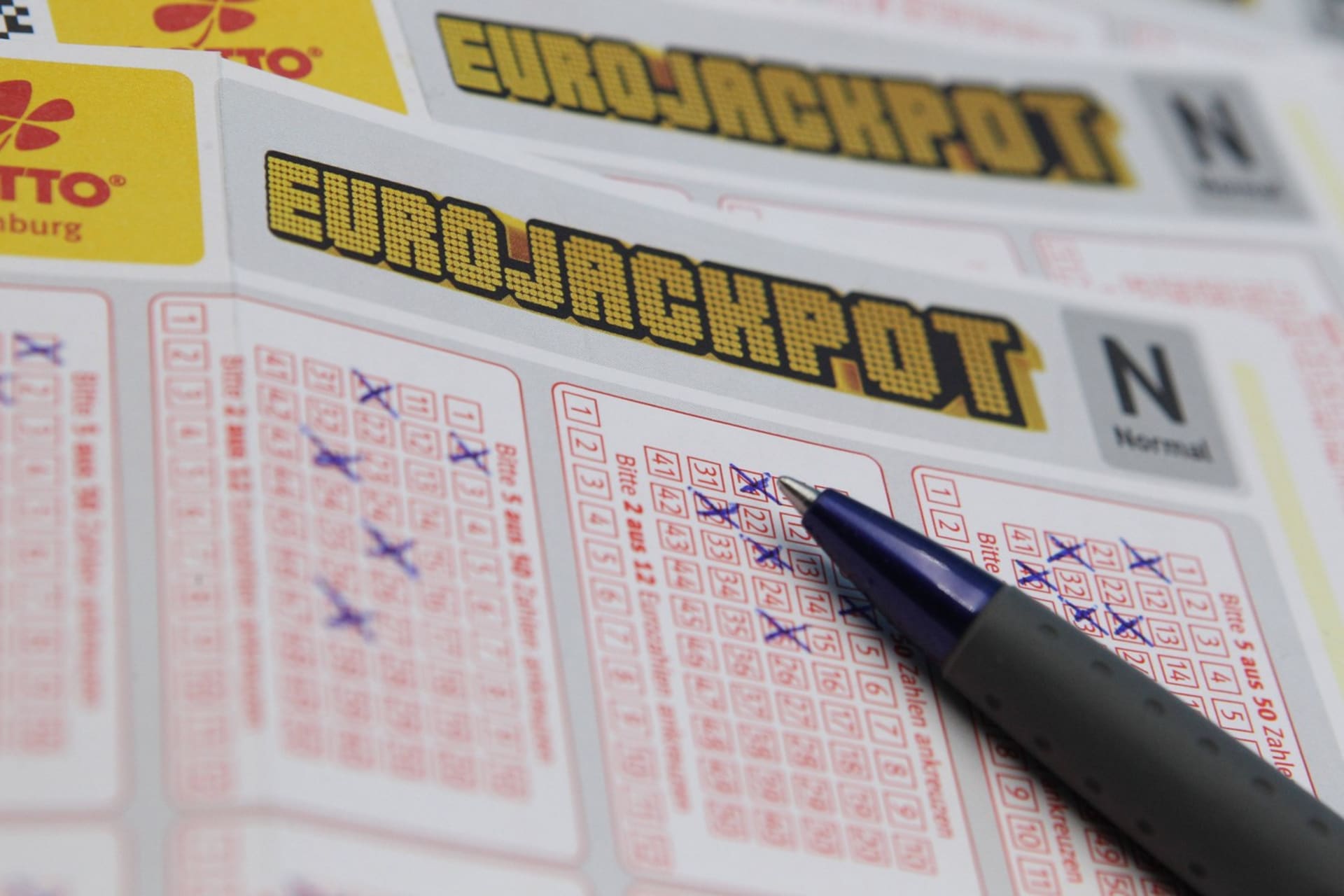 Sázející z Rostocku se raduje z dosud největší výhry v Eurojackpotu v roce 2024 v Německu. 