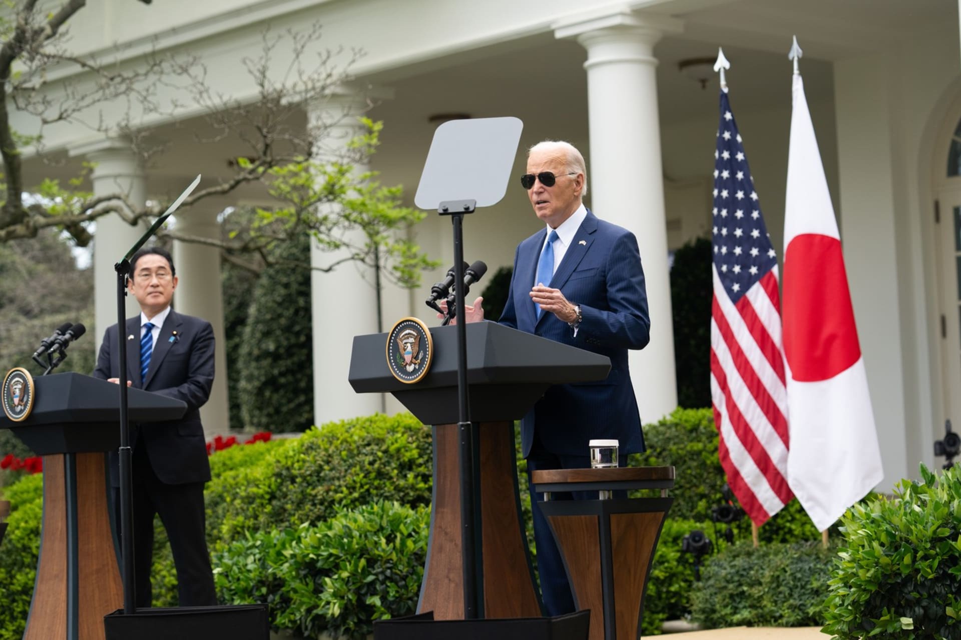 Joe Biden a Fumio Kišida na tiskové konferenci v Bílém domě