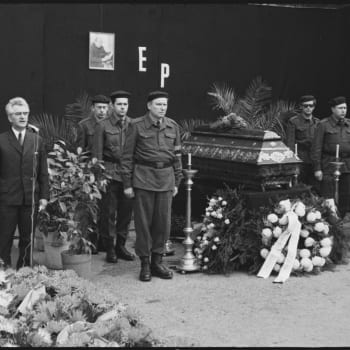 Na pohřeb Evžena Plocka přišlo 12. dubna 1969 asi 5 tisíc občanů. Průvod se táhl městem v délce tři kilometry a proměnil se v mohutný protest pro sovětské okupaci a nastupující normalizaci. 