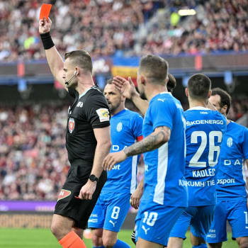 Fotbalista pražské Sparty Ángelo Preciado dostává červenou kartu