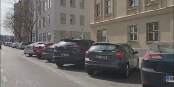 Praha 7 přišla s odvážným plánem. Chce zdražit parkování, peníze pak rozdělit mezi neřidiče
