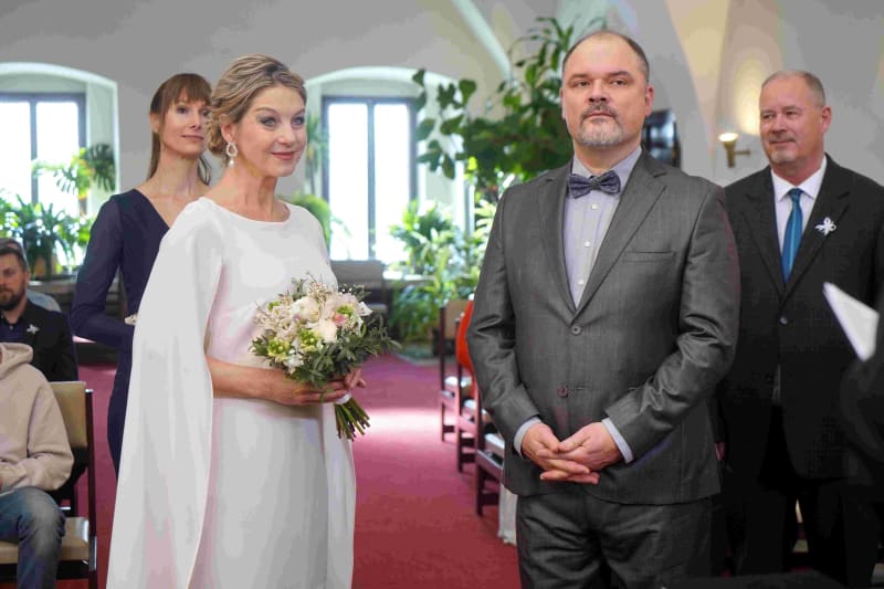 Zatímco Martin Preiss se před kamerou ještě neženil, Sabina je zkušená nevěsta. 
